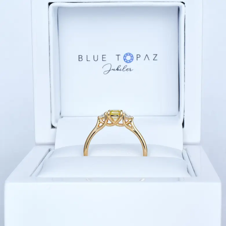 Pierścionek zaręczynowy z żółtym diamentem Fancy Vivid Yellow